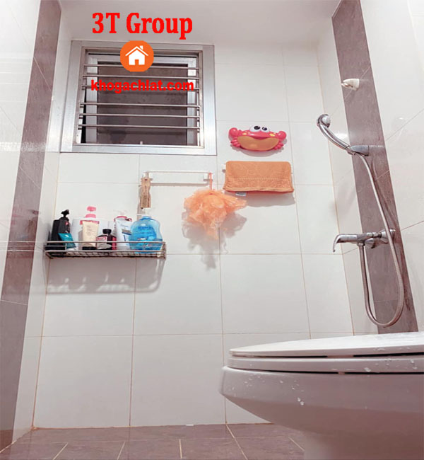 Mau gach op tuong tại Hà Nội phòng vệ sinh nhà Chị Trang