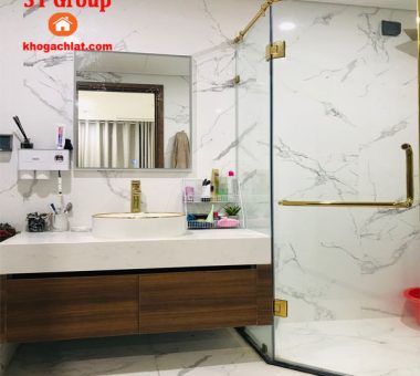 Gạch ốp tường màu trắng 30×60 tại Hà Nội ảnh phòng vệ sinh nhà chị lê